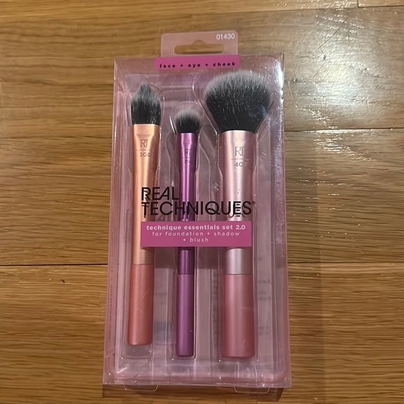 Real Techniques Travel Essentials Makeup Brush Kit NEW - Picture 7 of 11